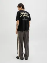 Remera negra de manga corta y cuello redondo con estampado en la espalda con la frase "Studio Originals" en color crema.