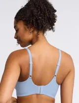 Bralette de lycra negro sin aro, marca Montelle. Tiene copa interna removible, breteles fijos regulables y broche trasero de tres posiciones.