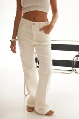 Pantalón jean blanco de corte recto y tiro medio.