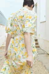 Vestido largo de algodón con estampado de limones, cuello mao, mangas globo cortas, cinturón fino extraíble y falda acampanada con fruncido escalonado.