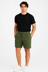Bermuda verde militar de algodón, con cintura elástica ajustable con cordón.