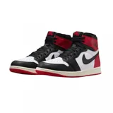 Zapatillas deportivas de caña alta Air Jordan 1 Retro Hi, con diseño en bloques de color blanco, negro y rojo.