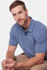 Remera polo celeste de piqué, con cuello en rib y botones personalizados.