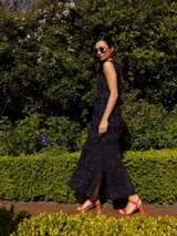 Vestido midi de tejido de punto con lurex color borgoña, corte recto, sin mangas y con tajos laterales.