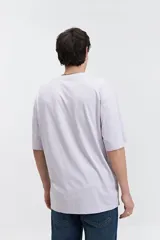 Remera lila de algodón, corte oversize, manga corta y cuello redondo.
