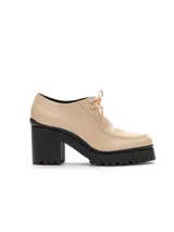 Zapato borcego color beige con cordones, plataforma y taco ancho negros.