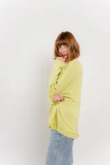 Remera verde lima de corte holgado con cuello redondo y mangas largas.