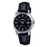 Reloj Casio plateado con correa de cuero negra y esfera negra con indicadores plateados.