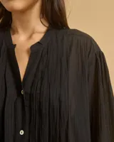 Camisa larga estilo vestido, color marrón, con cuello mao, mangas globo cortas y botones en la delantera.