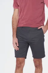 Bermuda de gabardina azul marino, corte recto, con bolsillos laterales y traseros.