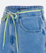 Short mom jeans celeste con cintura alta, trabillas en la cintura, bolsillos, cinturón cordón y bajo pliegado.