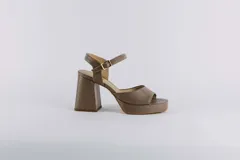 Sandalias de cuero color peltre con plataforma y pulsera al tobillo. Taco cuadrado de 9 cm de altura.