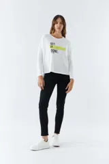 Remera negra de manga larga con estampa frontal con la frase 'Get It Done' sobre una línea horizontal roja y el logo de la marca Mistral.