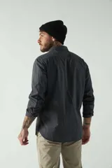Camisa de hombre color marrón con efecto stone wash, fit regular, cuello americano, cierre con botones, dos bolsillos frontales con botón y mangas largas con puños abotonados.