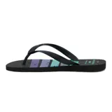 Chinelas negras con estampado de rayas horizontales en tonos verde, gris, celeste y violeta.