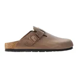Zuecos Birkenstock Boston de cuero aceitado color marrón, con plantilla anatómica de corcho y látex, y hebilla ajustable.
