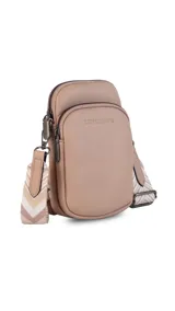 Bandolera pequeña tipo 'phone bag' de símil cuero color rosado pálido, con cierre de cremallera y correa ancha de tela con diseño de chevron en tonos claros.