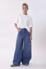 Pantalón de jean azul de corte ancho.