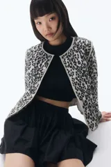 Campera acolchada con estampado animal print, cuello redondo, hombros caídos, cierre con botones a presión y bolsillos de parche delanteros. Forro de algodón.