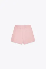 Shorts de tiro alto confeccionados en tejido con efecto lavado, cintura elástica ajustable con cordones, bolsillos laterales de vivo y tejido combinado en rib a tono.