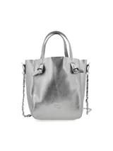 Cartera plateada de cuero texturizado, con doble asa corta y correa larga de cadena.