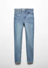 Pantalón de jean celeste, de corte skinny y tiro alto.