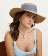 Sombrero de playa de paja color beige con cinta de algodón azul.