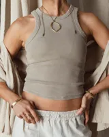 Pulsera tipo esclava abierta, con acabado rústico y textura irregular, en tono plateado. Se vende por unidad.