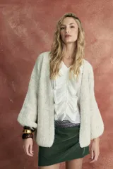 Saco tejido color beige, de corte holgado y mangas largas abullonadas.