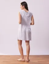 Camisón corto de tejido suave estampado, marca René Rofé. Tiene escote redondo con aplique de puntilla, botones y detalle plisado.