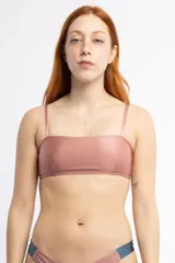 Top de bikini color rosa con breteles finos.