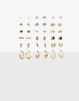 Set de 18 pares de aros dorados con diferentes diseños: strass, argollas, flores, flecha, infinito, mariposa, corazón y rayo.