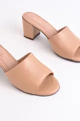 Sandalia color piel de cuero vacuno, con diseño minimalista y elegante. Su capellada amplia brinda buen agarre al pie y su plantilla pullman asegura una pisada acolchada y extra confortable. El taco ancho de 6,5 cm aporta altura y estabilidad, mientras que el forro y la plantilla en cuero garantizan frescura y durabilidad.