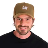 Gorra de gabardina color marrón con paneles laterales de malla. Presenta logo de Caterpillar bordado en el panel frontal y cierre trasero ajustable con hebilla metálica.