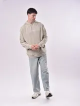 Canguro beige con capucha, bolsillo tipo canguro y puños y cintura acanalados. Estampado frontal con la frase "Lost Minds Waves California".