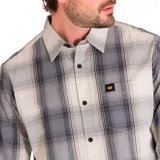Camisa de hombre a cuadros, de manga larga, con bolsillo en el pecho.