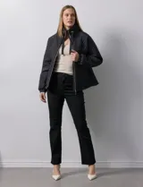Campera beige capitoneada marca Weatherproof, con cierre central, bolsillos delanteros y forro interno.
