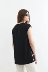 Remera oversize blanca de manga corta con tajos laterales y diseño sencillo.