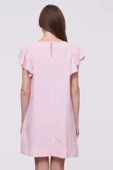 Vestido corto rosado de lino, corte holgado, cuello redondo y mangas cortas con volados.