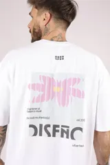 Remera blanca de algodón con estampado pequeño en el frente.