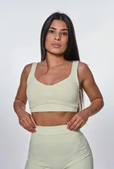 Conjunto deportivo color verde claro, compuesto por un top con breteles anchos y un short ajustado de cintura alta.