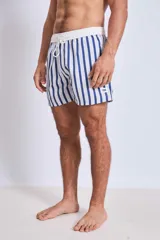 Short de baño azul marino con rayas verticales blancas, corte a la mitad del muslo y pretina elástica.