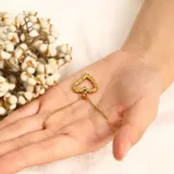 Collar dorado con dije de corazón calado con textura.