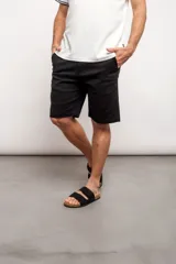 Bermuda negra lisa con bolsillos laterales y traseros.