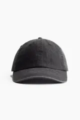 Gorra de sarga de algodón color negro con ojales bordados, trabilla ajustable y cierre de metal en la parte trasera.