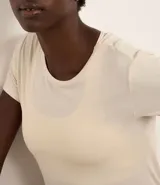 Remera deportiva color beige con mangas cortas y estampa "GYM" en el frente.