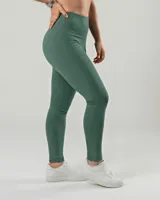 Calza larga chupín de tiro alto, color verde jaspeado (mélange). Confeccionada en algodón y lycra opaca, presenta una faja doble tela sin elástico superior para mayor sujeción y comodidad.