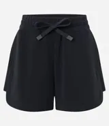 Short deportivo negro de media malla, con cintura elástica ajustable con lazo, bolsillos laterales y aberturas laterales.