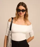 Blusa blanca con escote hombro a hombro y mangas 3/4.