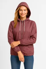 Campera color borgoña de nylon, con capucha, cierre frontal con cremallera y bolsillos laterales.